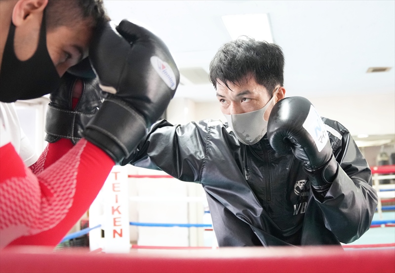 カルロス・リナレス・トレーナー（左）と最終調整するWBA世界ミドル級スーパー王者村田諒太（帝拳ジム提供）