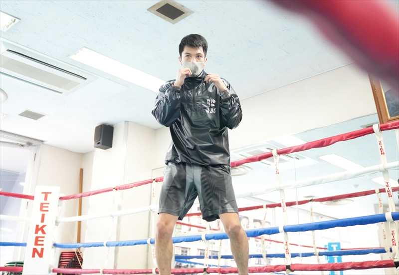 リングでシャドーボクシングを繰り返すWBA世界ミドル級スーパー王者村田諒太（帝拳ジム提供）