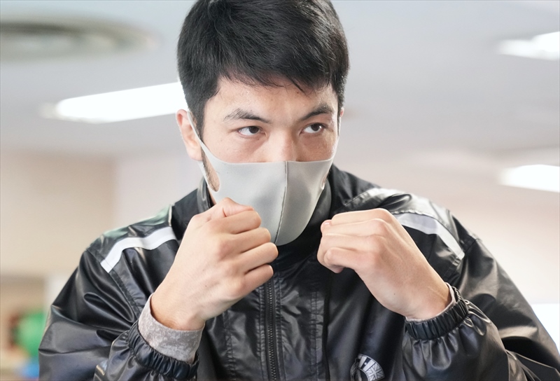 真剣なまなざしでファイティングポーズを取るWBA世界ミドル級スーパー王者村田諒太（帝拳ジム提供）
