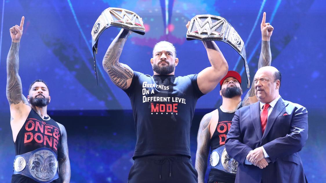 2本のベルトを掲げたWWEヘビー級、WWEユニバーサル統一王者ローマン・レインズ（左から2番目）（C）2022 WWE, Inc. All Rights Reserved.