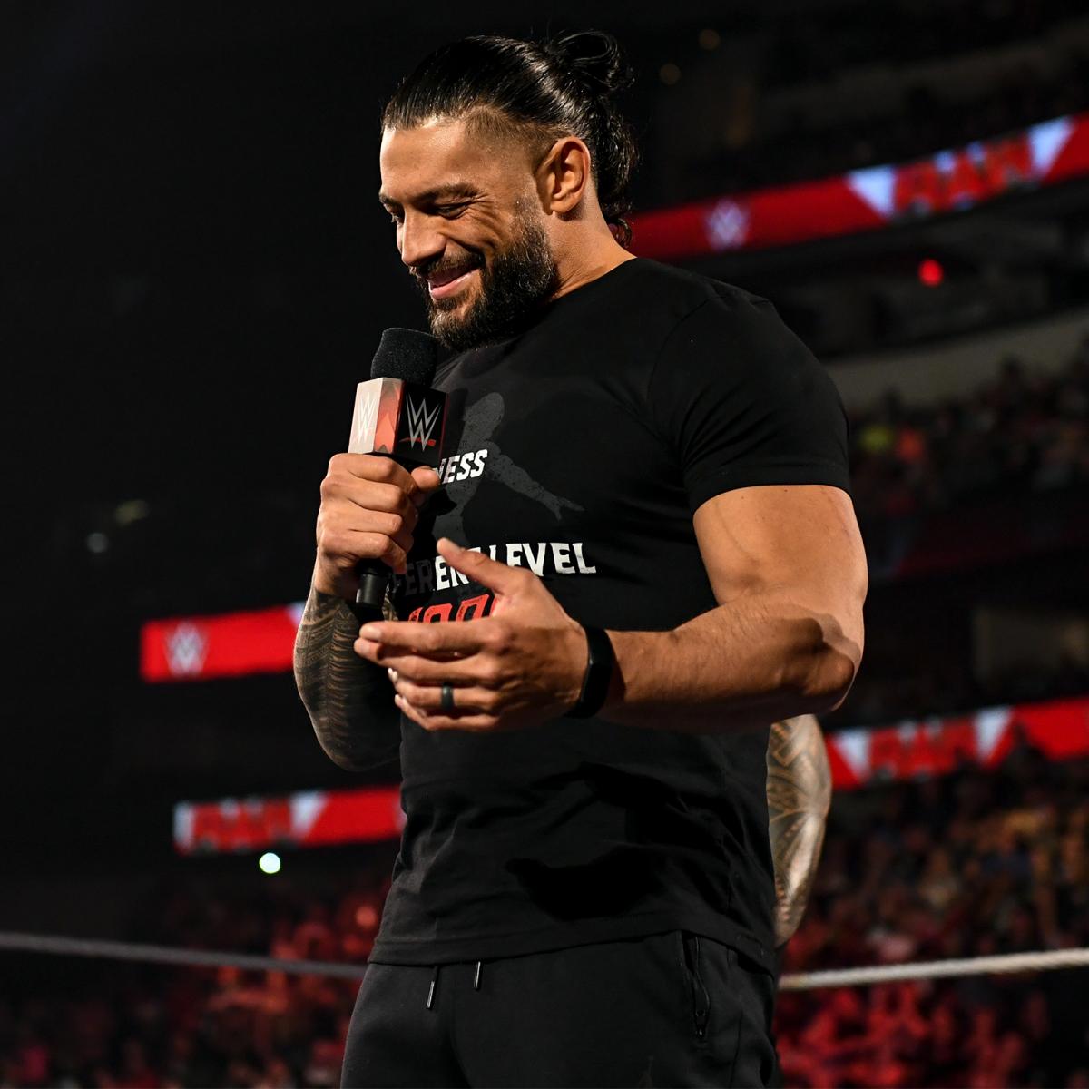 ふてぶてしい態度で王座統一を報告したWWEヘビー級、WWEユニバーサル統一王者ローマン・レインズ（C）2022 WWE, Inc. All Rights Reserved.