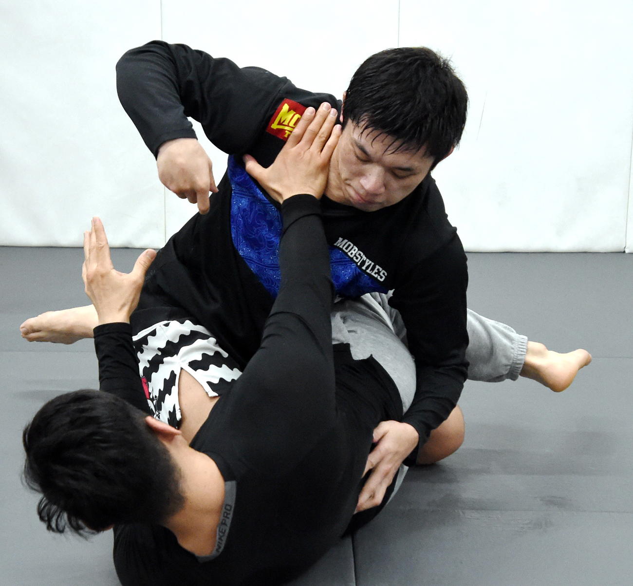 パウンドを打ち込む斎藤裕