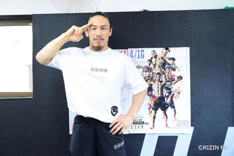 公開練習後に写真に納まる矢地（提供・RIZIN FF）