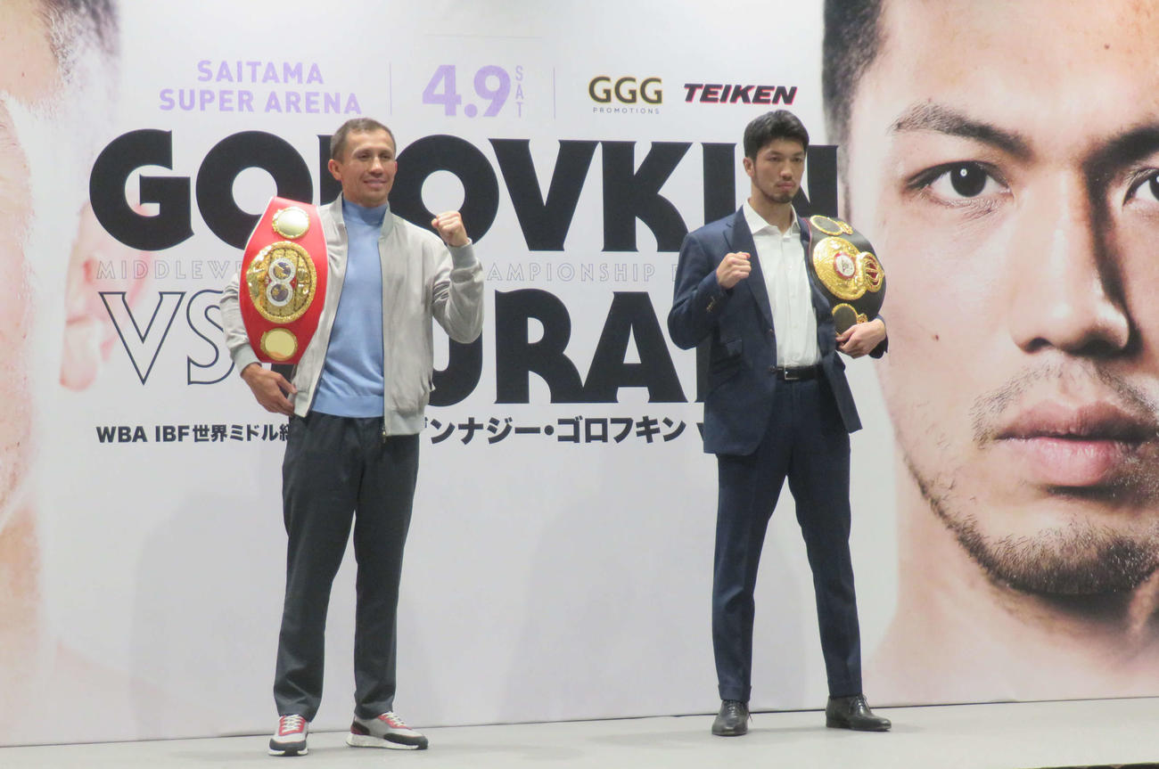 壇上で並びガッツポーズするIBF世界ミドル級王者ゴロフキン（左）とWBA世界同級スーパー王者村田