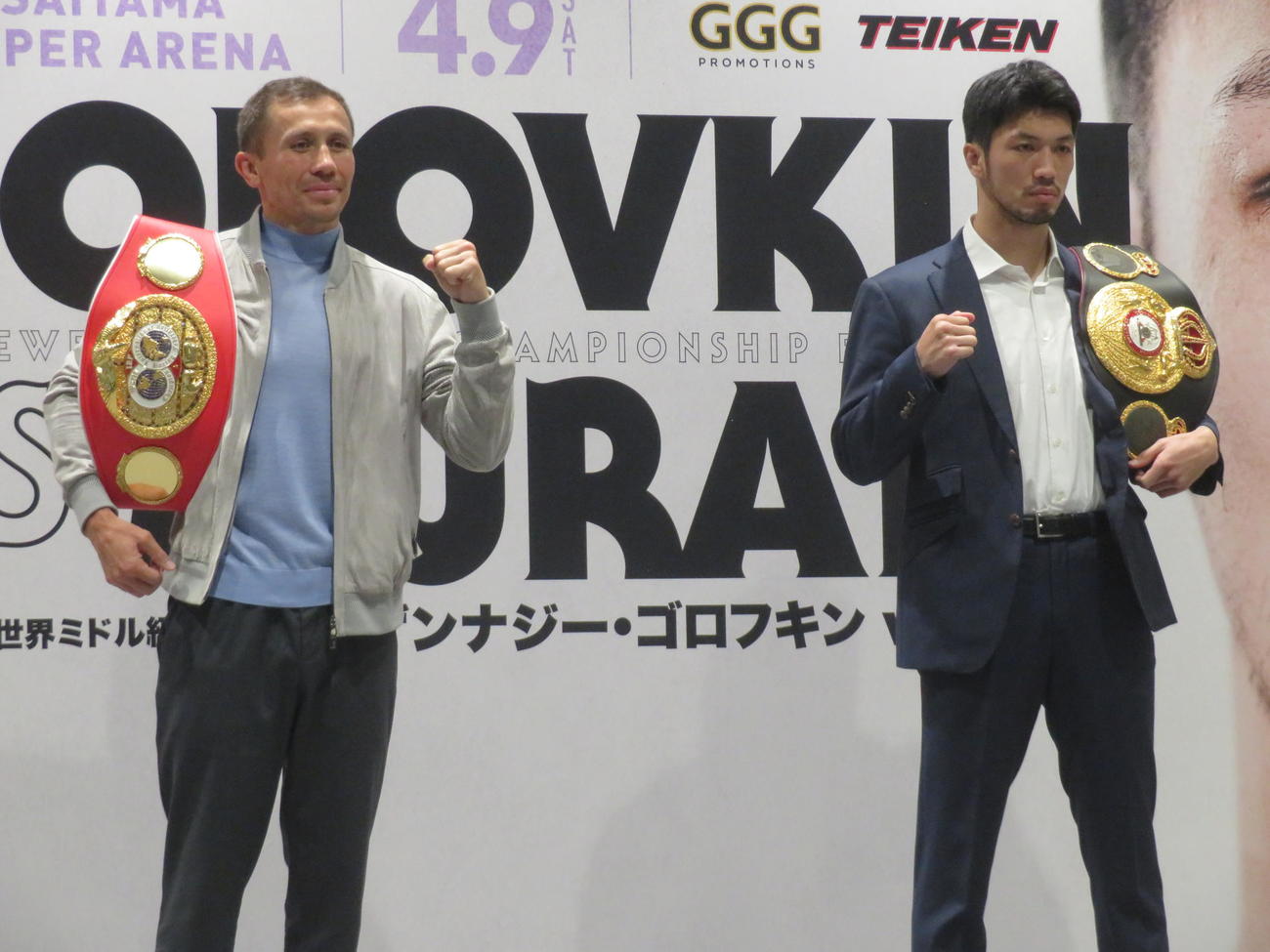壇上で並びガッツポーズするIBF世界ミドル級王者ゴロフキン（左）とWBA世界同級スーパー王者村田