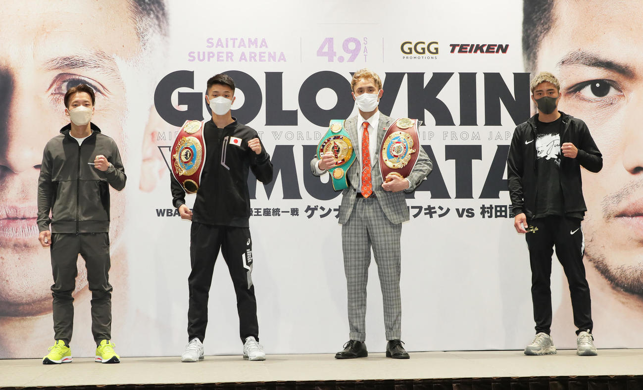 フォトセッションに臨む、左から山内、中谷、吉野、伊藤（撮影・足立雅史）