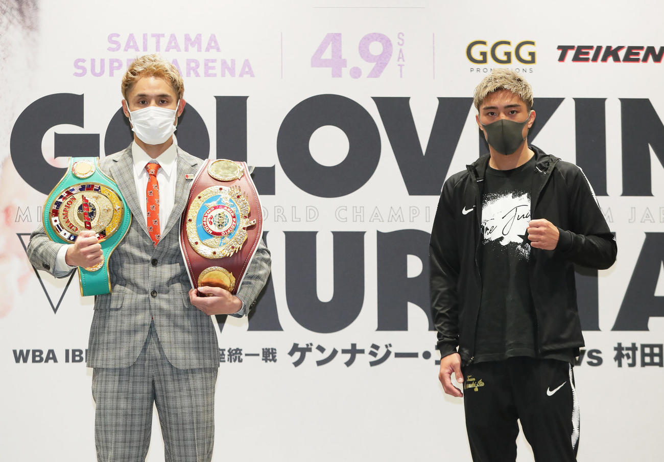 フォトセッションに臨む吉野（左）と伊藤（撮影・足立雅史）