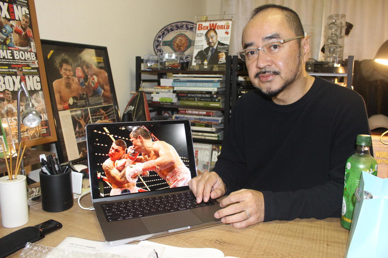 撮影したゴロフキンのKOシーンの写真について説明する福田カメラマン（撮影・首藤正徳）