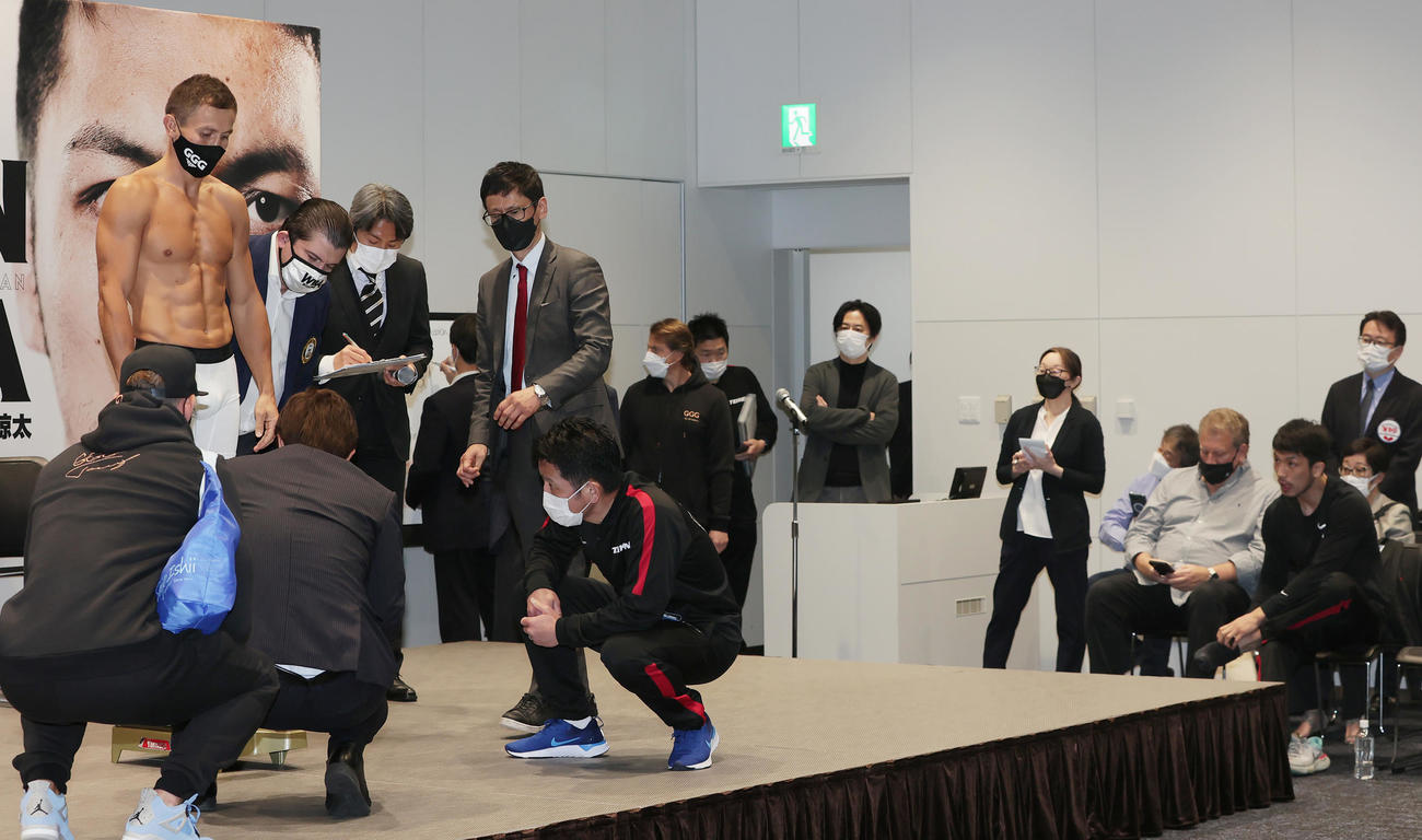 WBA、IBF世界ミドル級王座統一戦の前日計量を行うゴロフキン。右端は見つめる村田（撮影・野上伸悟）