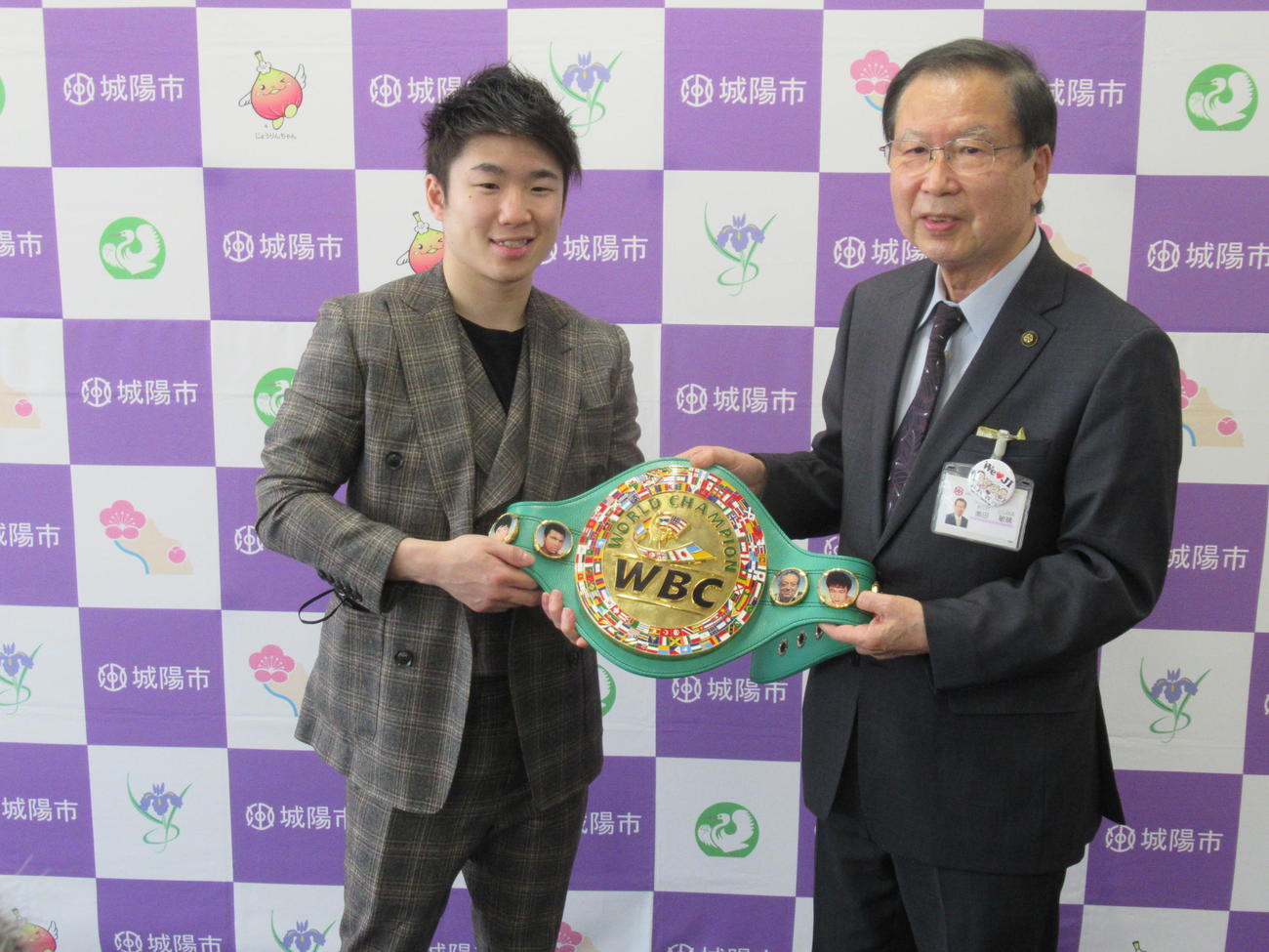 地元の京都・城陽市役所を訪問したWBC世界ライトフライ級王者の寺地拳四朗（左）と同市の奥田市長（撮影・実藤健一）
