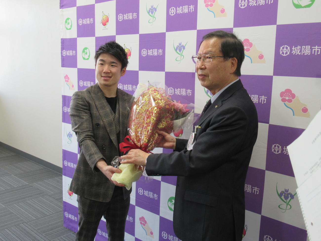 地元の京都・城陽市役所を訪問したWBC世界ライトフライ級王者の寺地拳四朗（左）と同市の奥田市長（撮影・実藤健一）