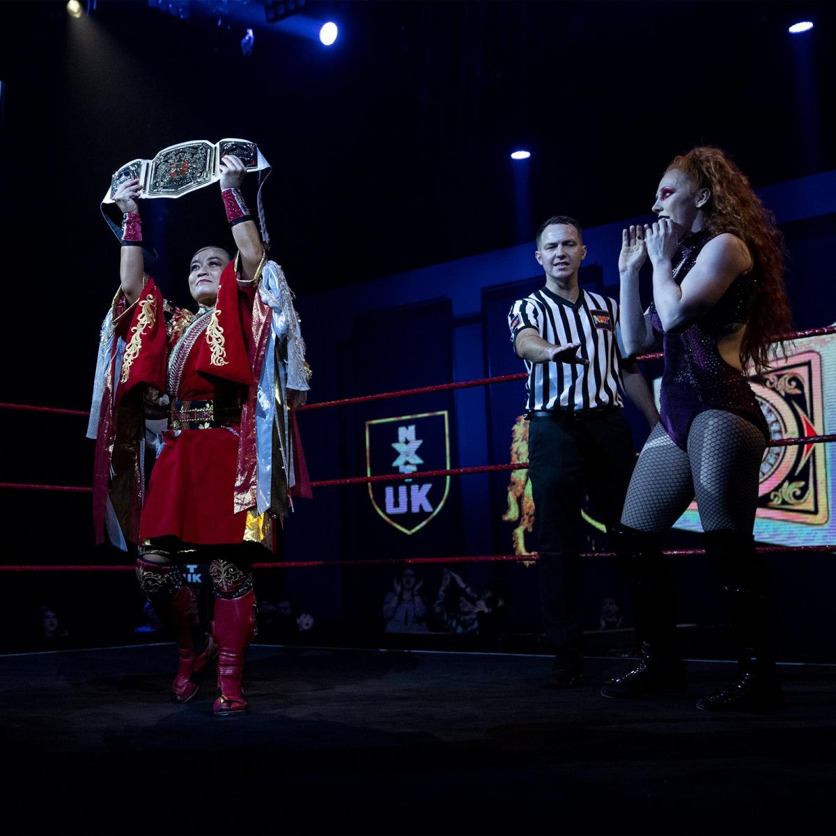NXT・UK女子王座ベルトを掲げる里村明衣子（左端）に詰め寄ろうとしたアイラ・ドーン（右端）（C）2022 WWE, Inc. All Rights Reserved.