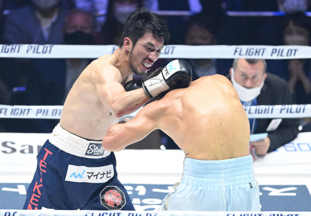 4回、ゴロフキン（右）を攻める村田（撮影・滝沢徹郎）