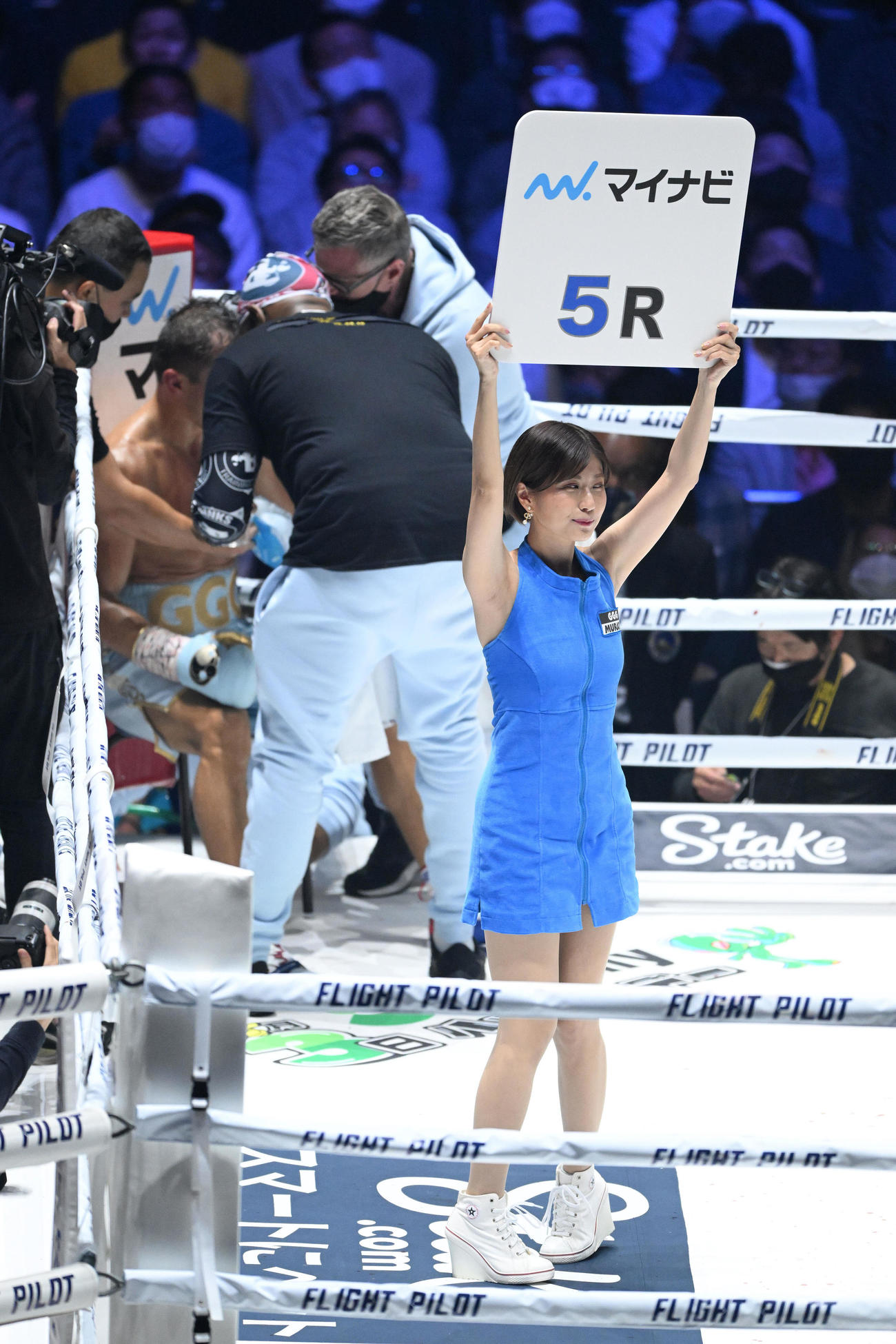 ラウンドを伝えるラウンドガール（撮影・滝沢徹郎）