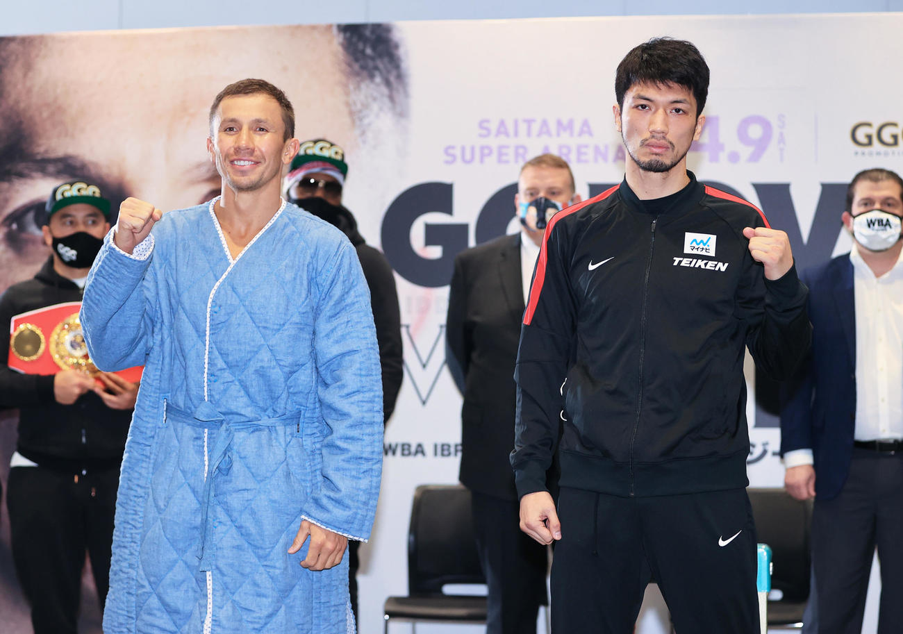 プロボクシングWBA、IBF世界ミドル級王座統一戦前日計量　前日計量を終え、ポーズをとるゲンナジー・ゴロフキン（左）と村田諒太（代表撮影）