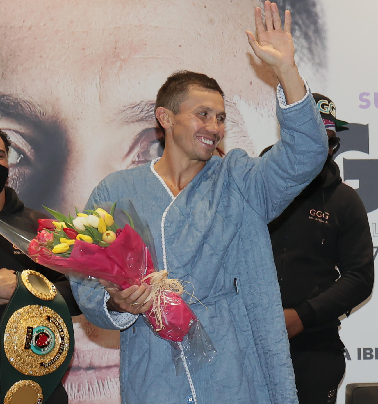 WBA、IBF世界ミドル級王座統一戦の前日計量を終えたゲンナジー・ゴロフキンは、40歳の誕生日に花束をもらい笑顔（撮影・野上伸悟）