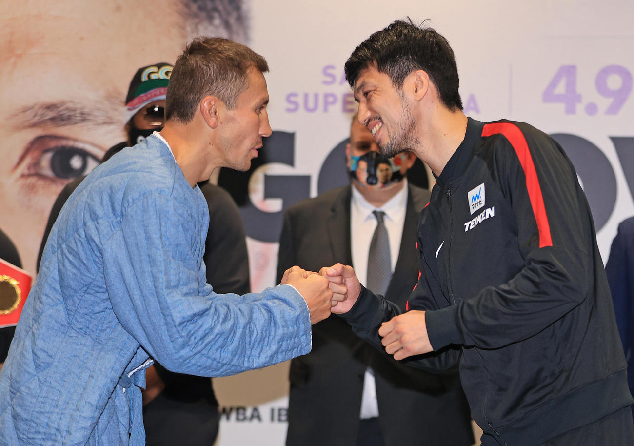 前日計量を終え、拳を合わせる村田諒太（右）とゲンナジー・ゴロフキン（代表撮影）