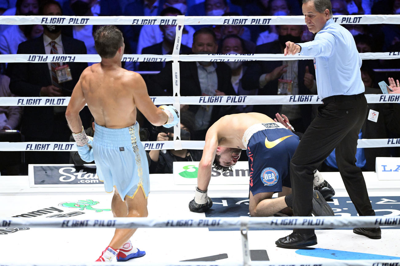 9回、ゴロフキン（左）のパンチを食らいダウンする村田（撮影・滝沢徹郎）