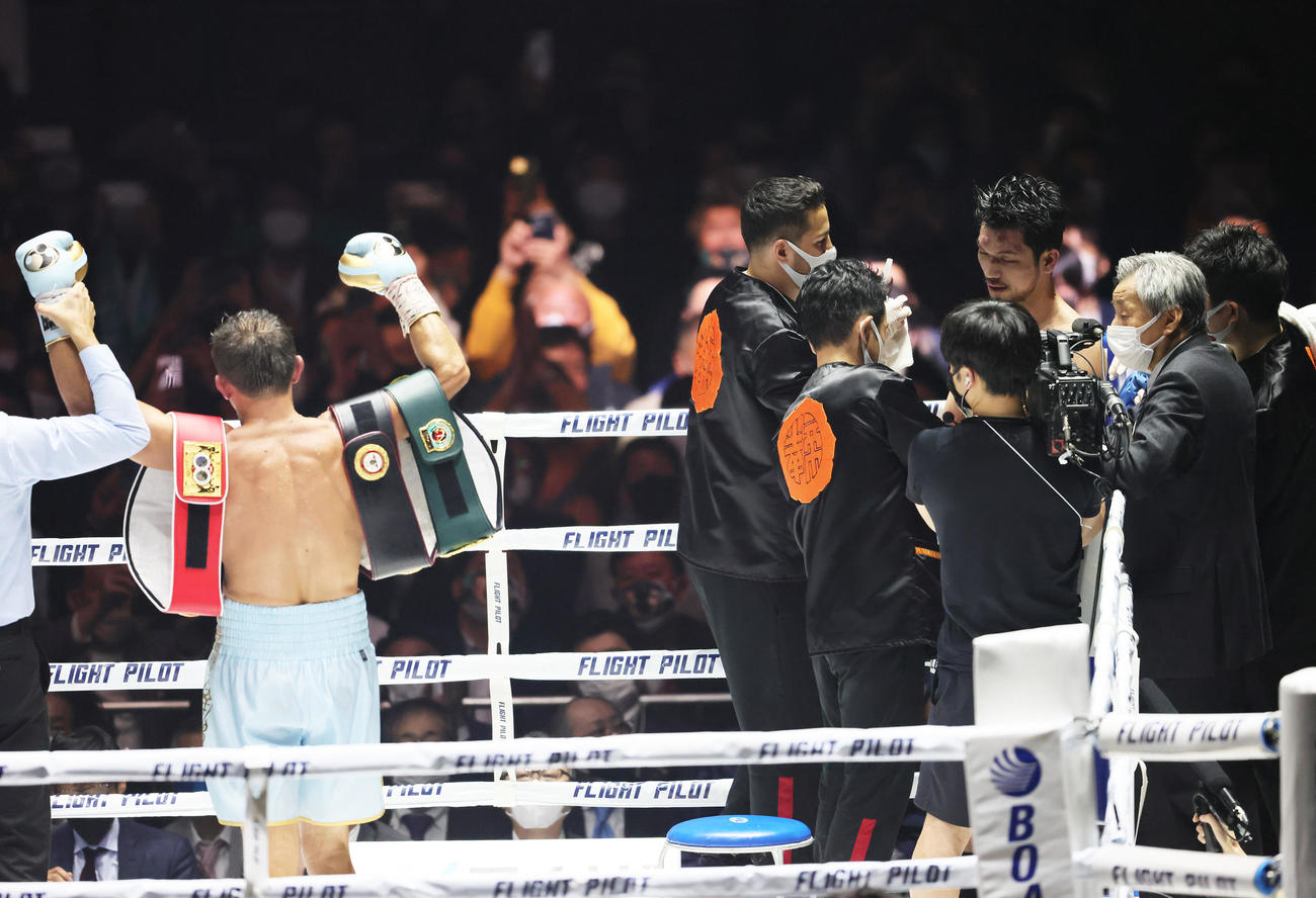 村田（右）はゴロフキンに敗れがっくりとうつむく（撮影・足立雅史）