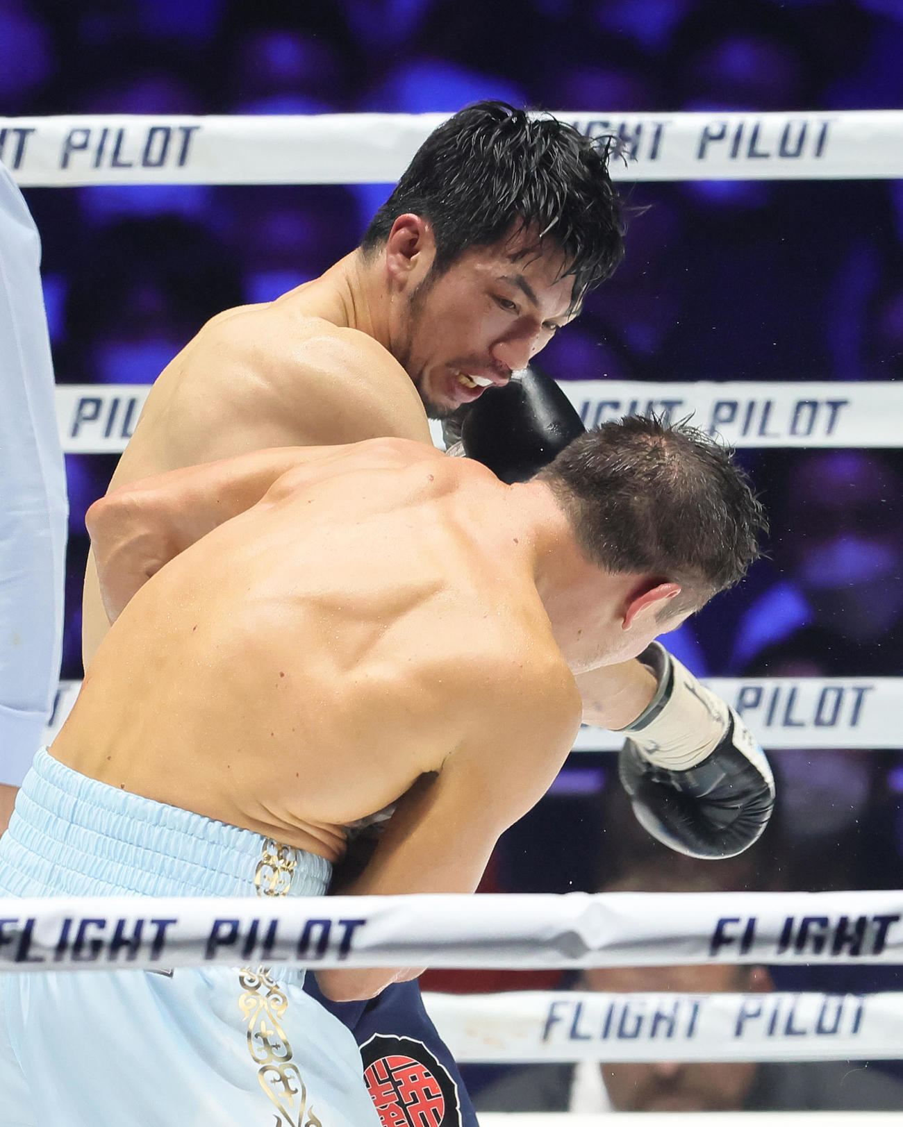 5回、村田（後方）はゴロフキンにパンチを見舞う（撮影・足立雅史）