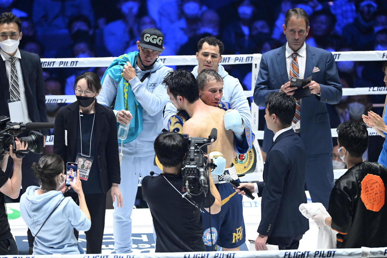 試合後、ゴロフキン（中左）と抱き合う村田（撮影・滝沢徹郎）