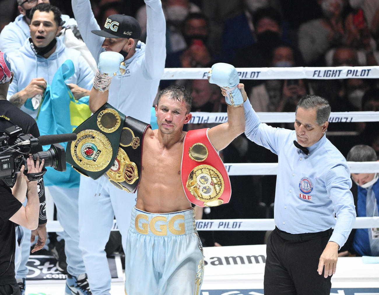村田に勝利し統一王者となり勝ち名乗りを受けるゴロフキン（撮影・滝沢徹郎）