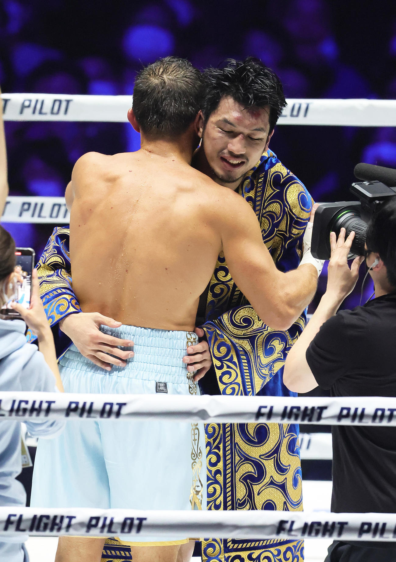試合後、健闘をたたえ抱き合う村田（右）とゴロフキン（撮影・足立雅史）