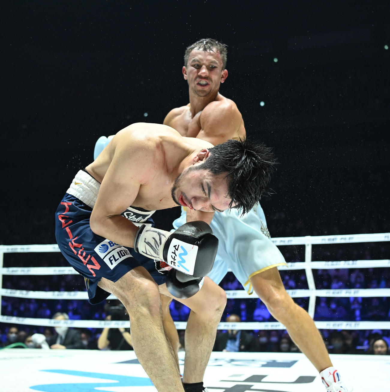 9回、ゴロフキン（後方）のパンチにダウンする村田（代表撮影）