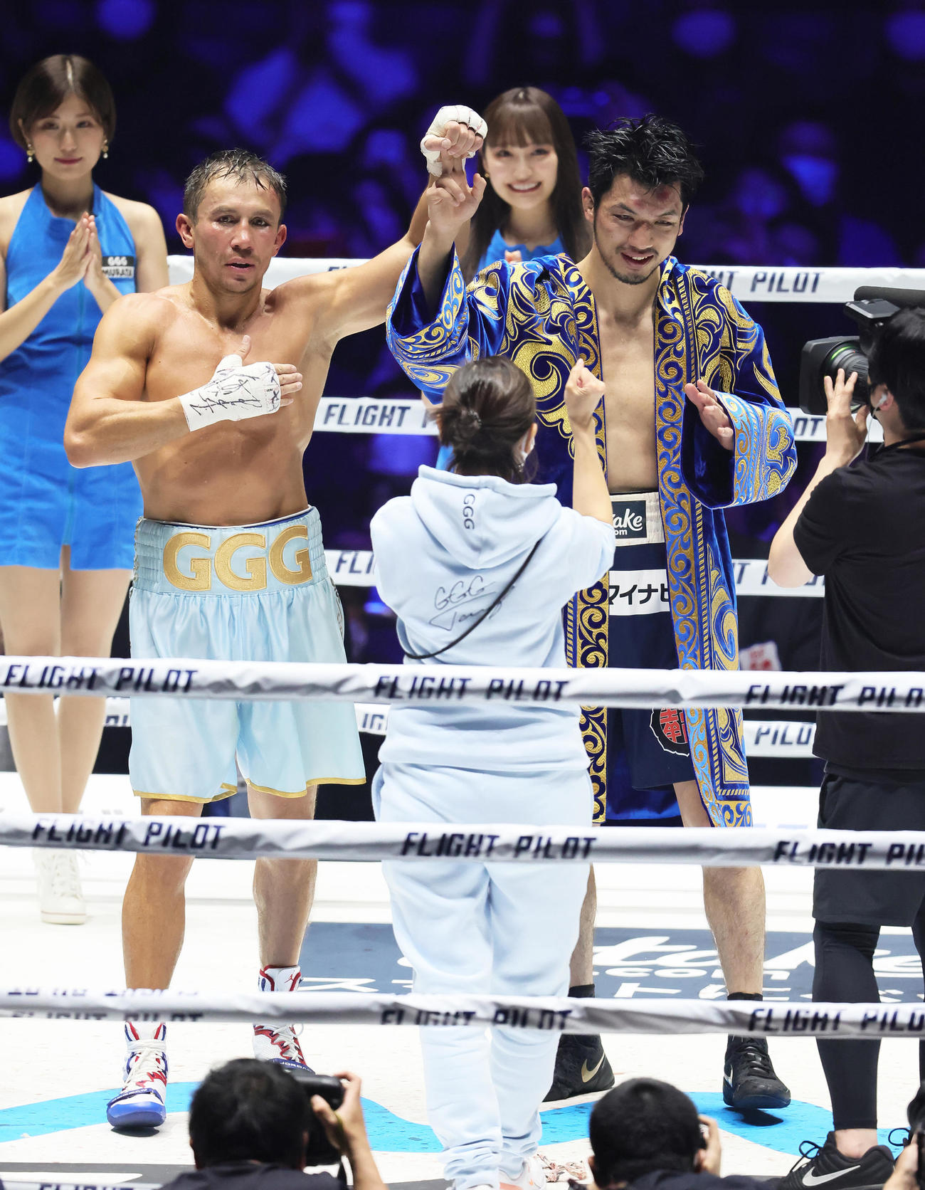 試合後、健闘をたたえあう村田（右）とゴロフキン（撮影・足立雅史）