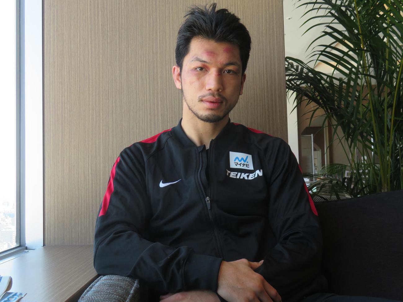 ゴロフキンとの激闘を物語るように顔を腫らしていた前WBA世界ミドル級スーパー王者村田（帝拳ジム提供）
