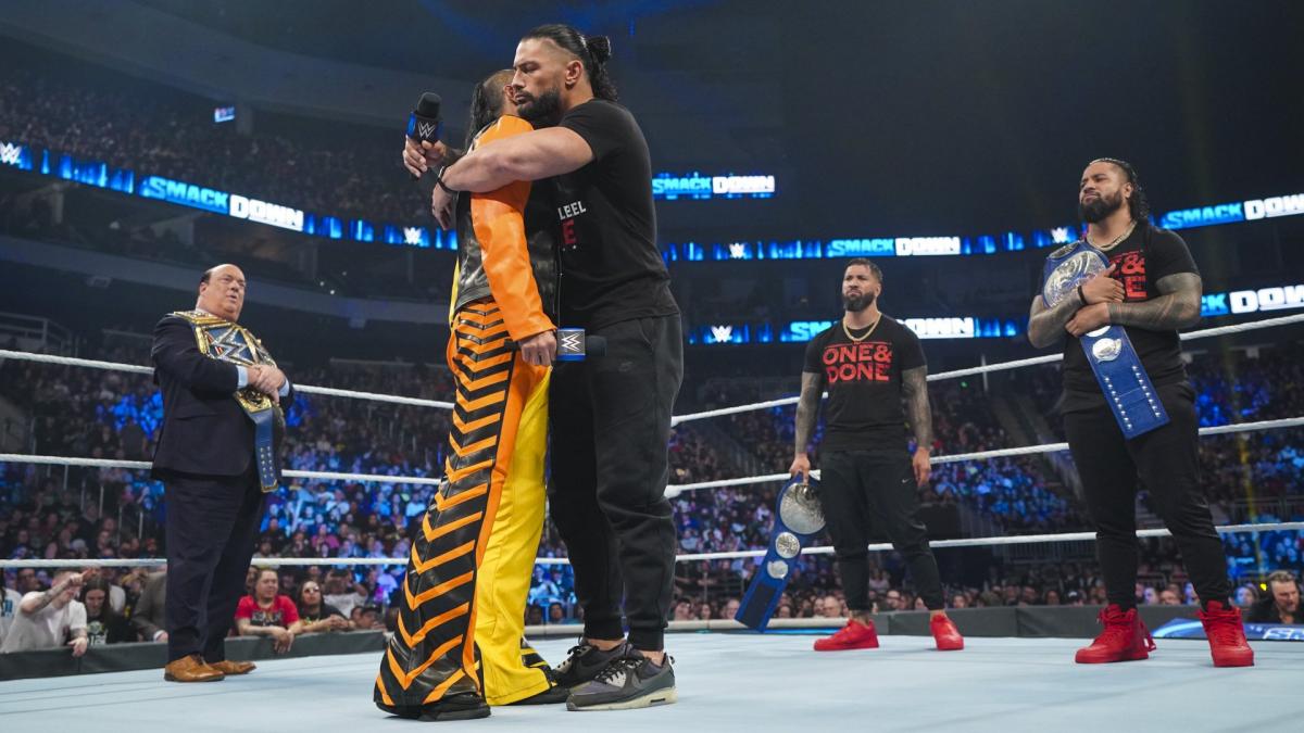 統一王者レインズ（左から3番目）に抱きしめられる中邑（同2番目）（C）2022 WWE, Inc. All Rights Reserved.