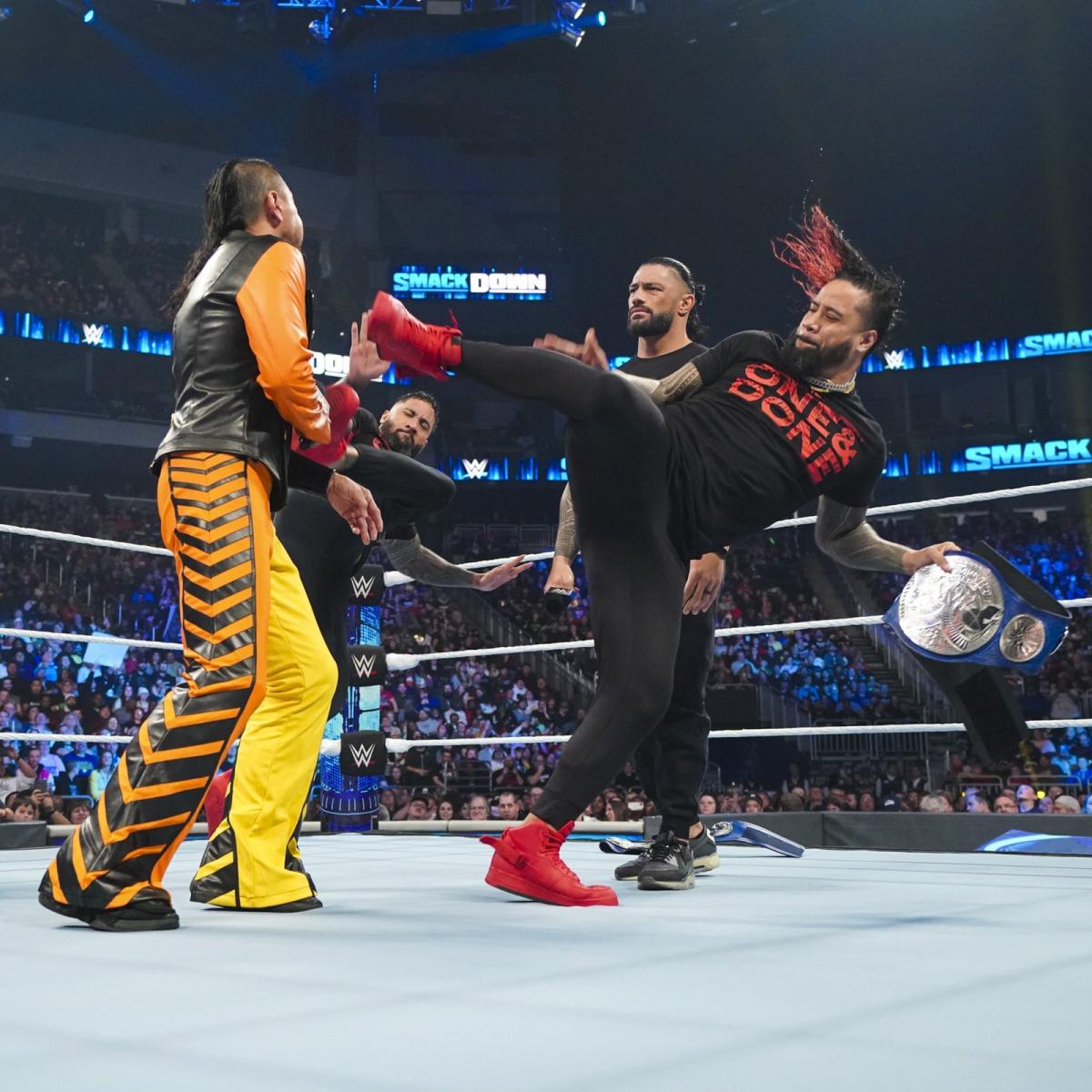 SDタッグ王者ウーソズのスーパーキックを浴びた中邑（左端）（C）2022 WWE, Inc. All Rights Reserved.
