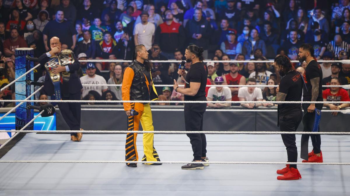 統一王者レインズ（左から3番目）とリングで向き合った中邑（同2番目）（C）2022 WWE, Inc. All Rights Reserved.