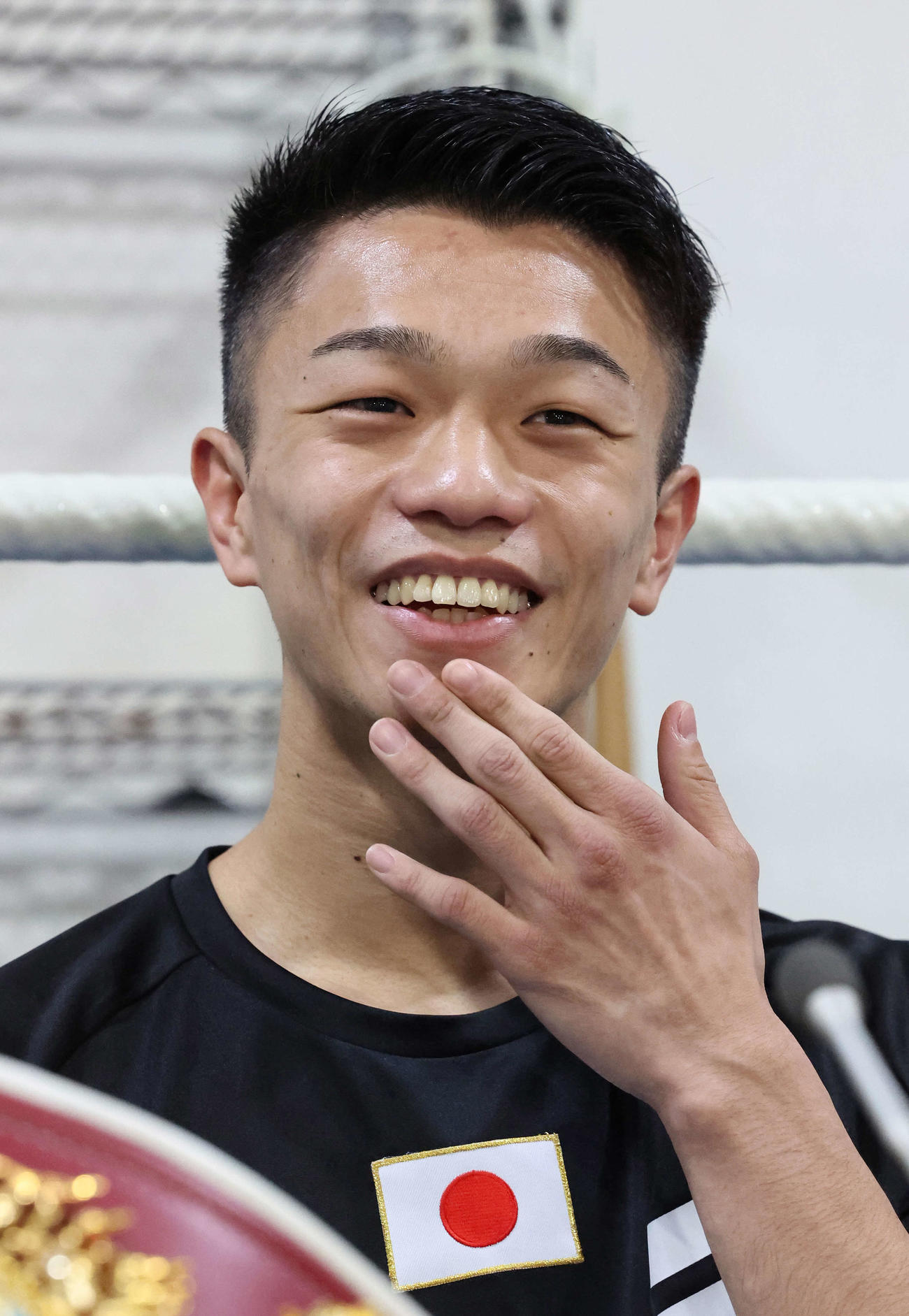 TKOで2度目の防衛に成功して、笑顔で記者会見するWBO世界フライ級チャンピオンの中谷（撮影・丹羽敏通）