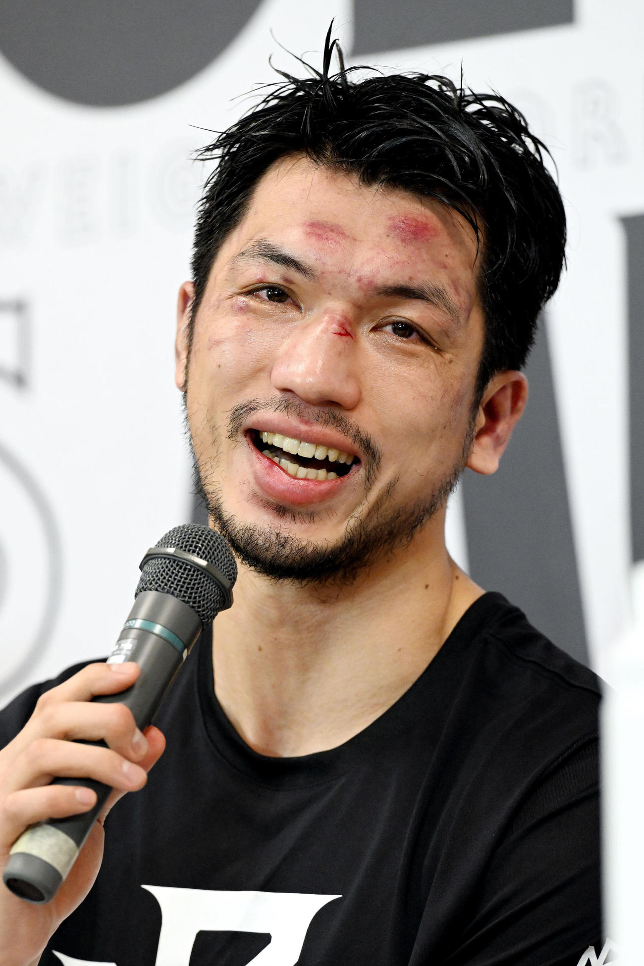 試合後の会見で感極まる村田（撮影・滝沢徹郎）