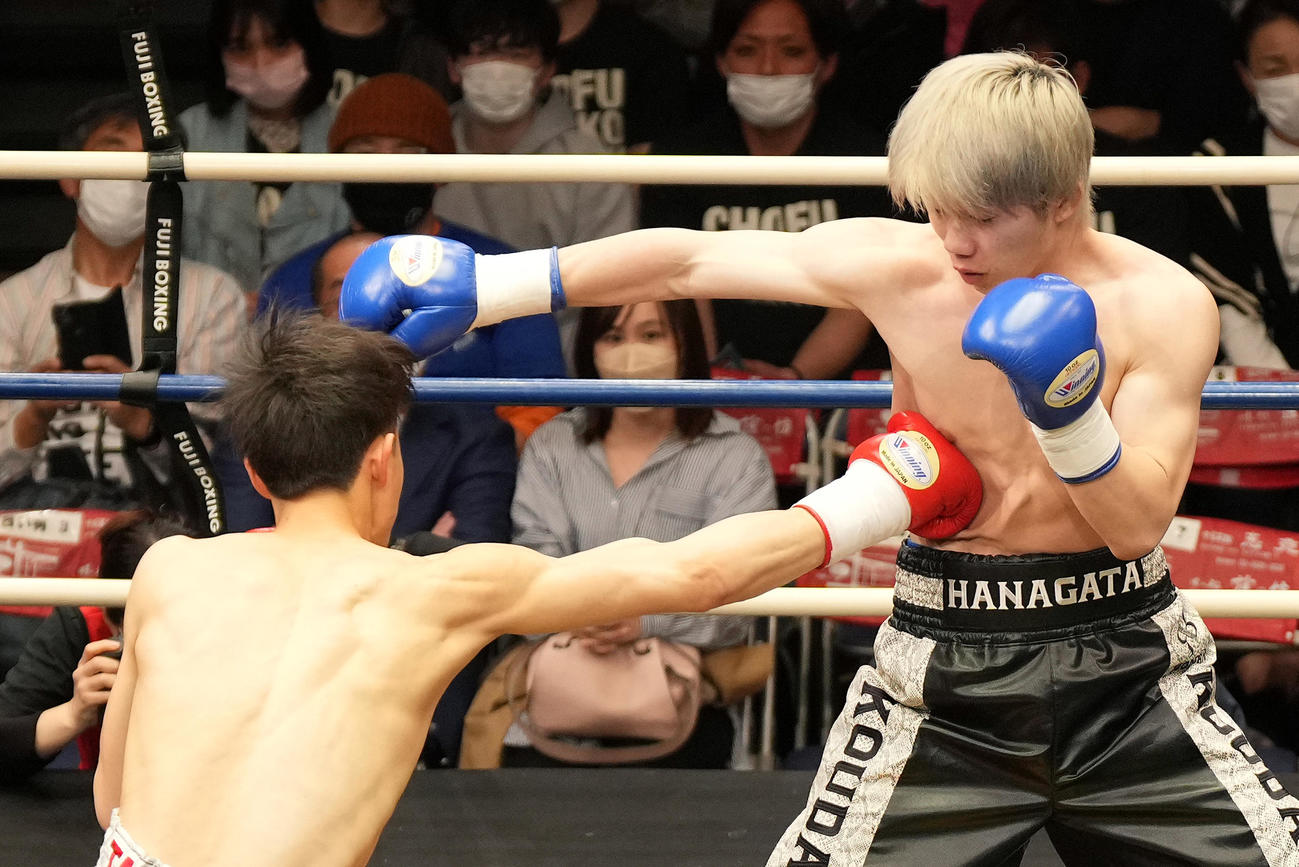 1回、細谷（右）にボディーストレートを決め、KOする磯谷（撮影・菅敏）