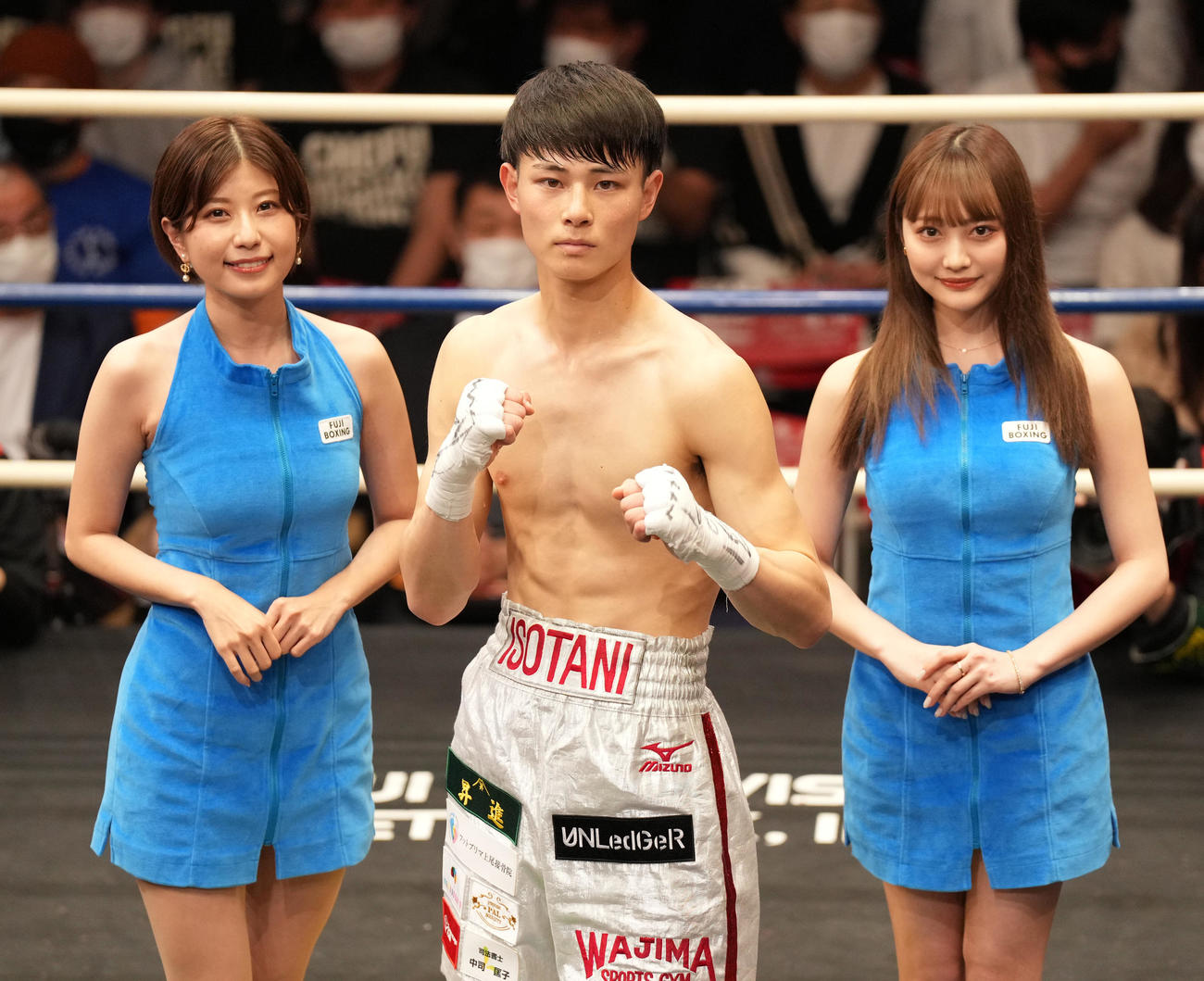 1回、細谷をKOで勝利し、ポーズをとる磯谷（撮影・菅敏）