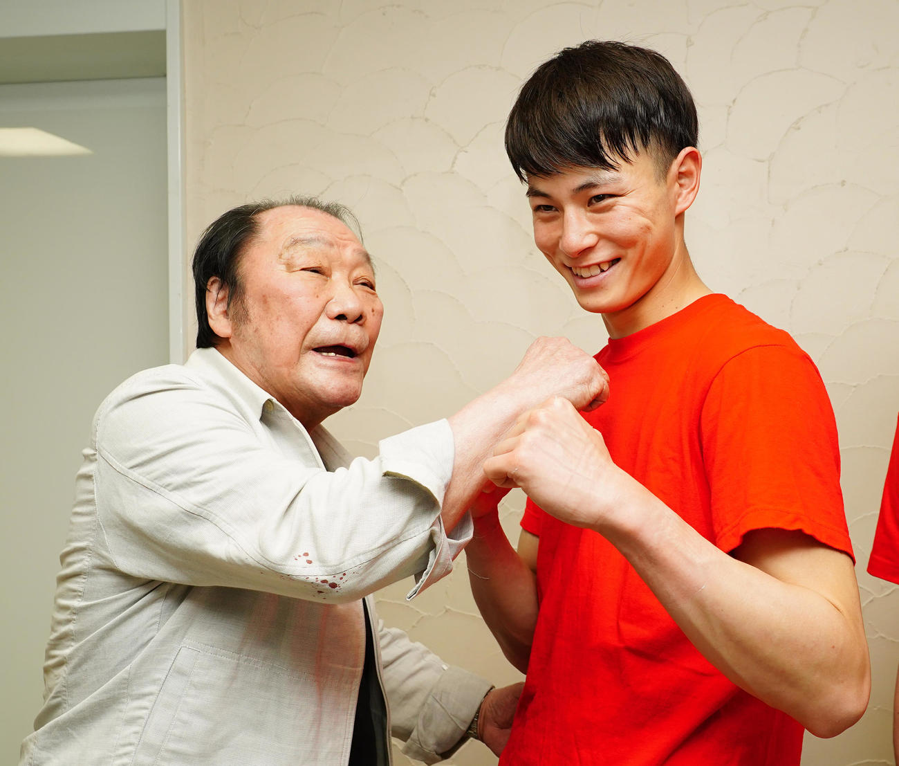 細谷にKO勝利し、祖父の輪島功一氏（左）から祝福を受ける磯谷（撮影・菅敏）
