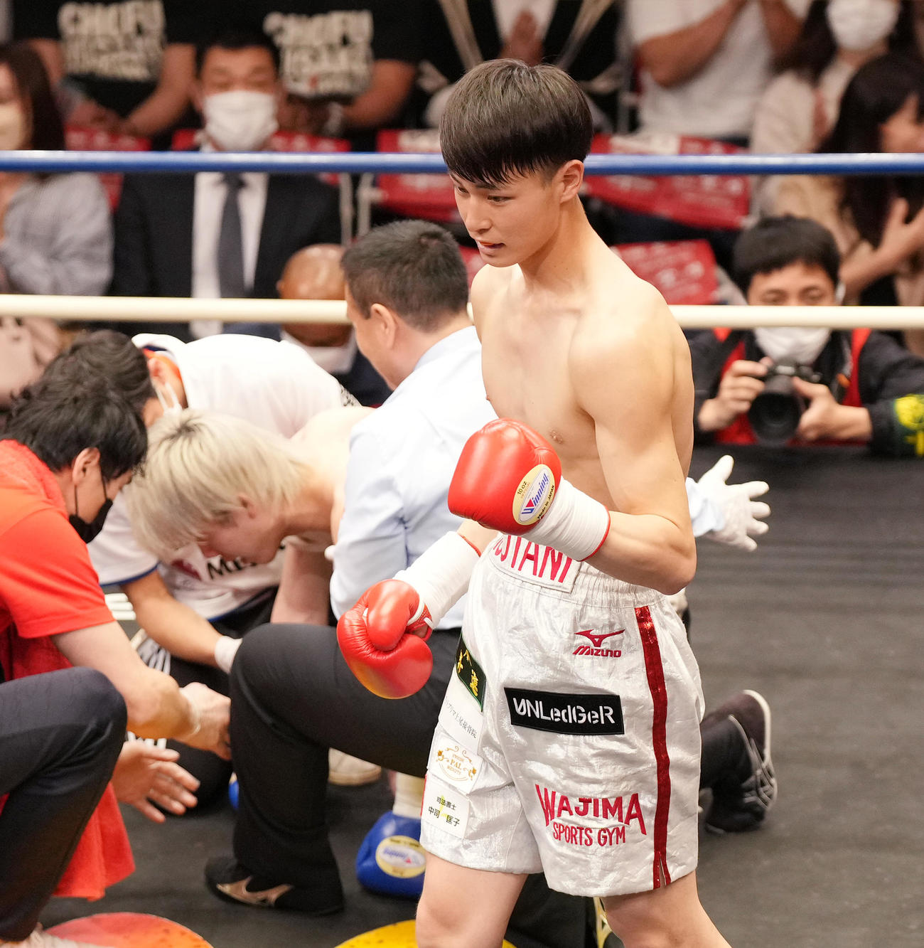 1回、細谷にボディーストレートを決めKO勝ちした磯谷（手前）はガッツポーズ（撮影・菅敏）