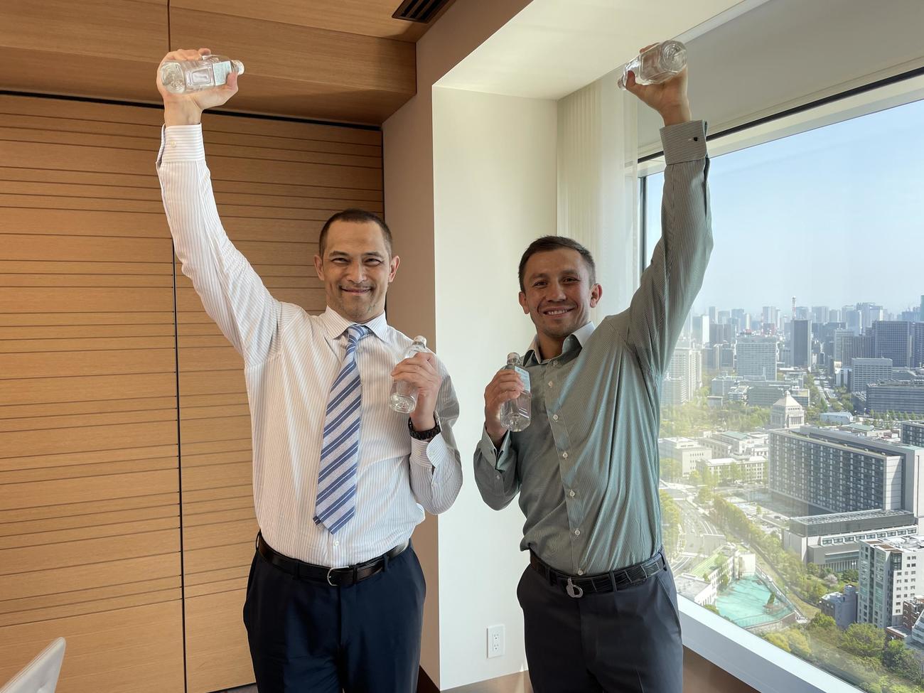 室伏スポーツ庁長官（左）とトレーニング談義した2団体統一ミドル級王者ゴロフキン（帝拳ジム提供）