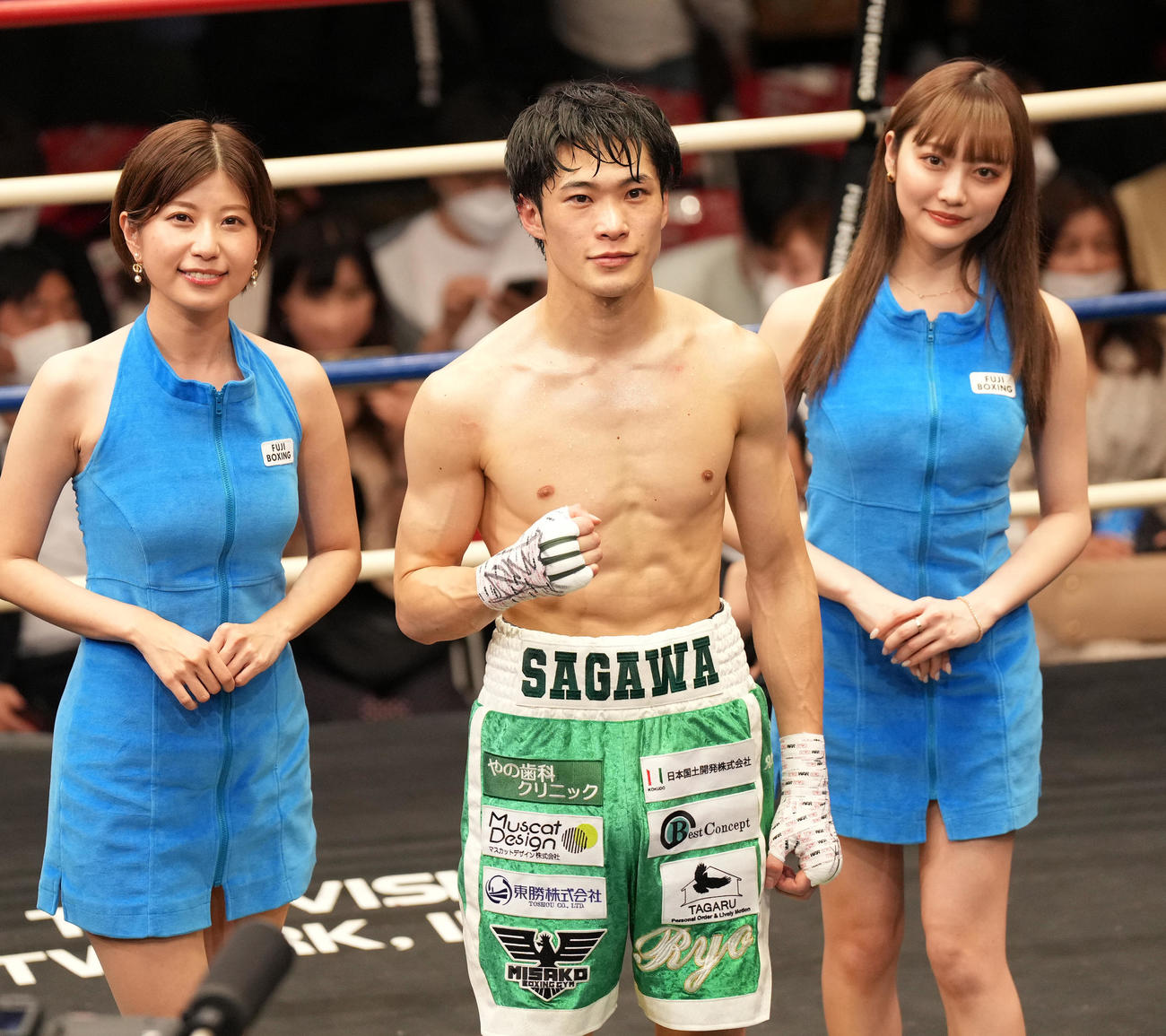 KO勝利し、ポーズをとる佐川遼（撮影・菅敏）