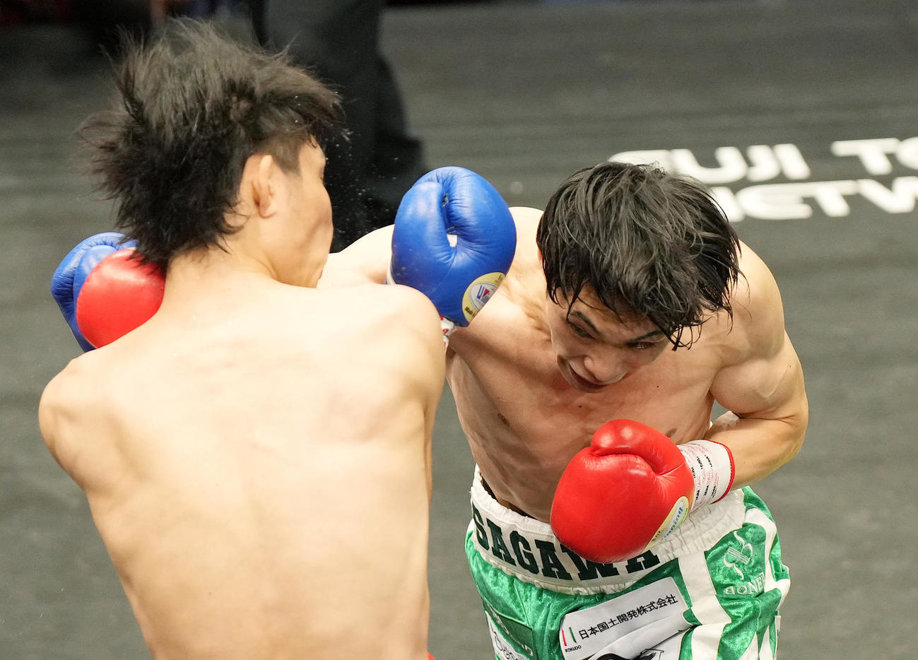 3回、久保（左）に右ストレートを決めKOする佐川（撮影・菅敏）