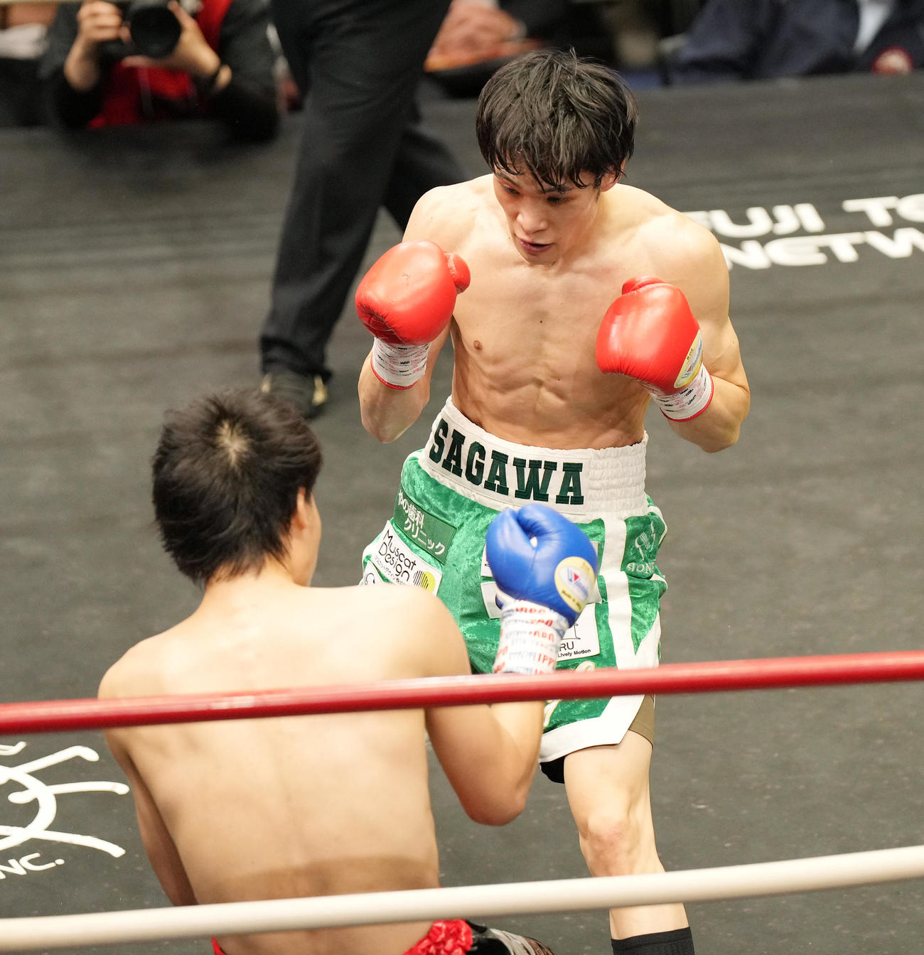 3回、久保（左）に右ストレートを決めKOする佐川（撮影・菅敏）