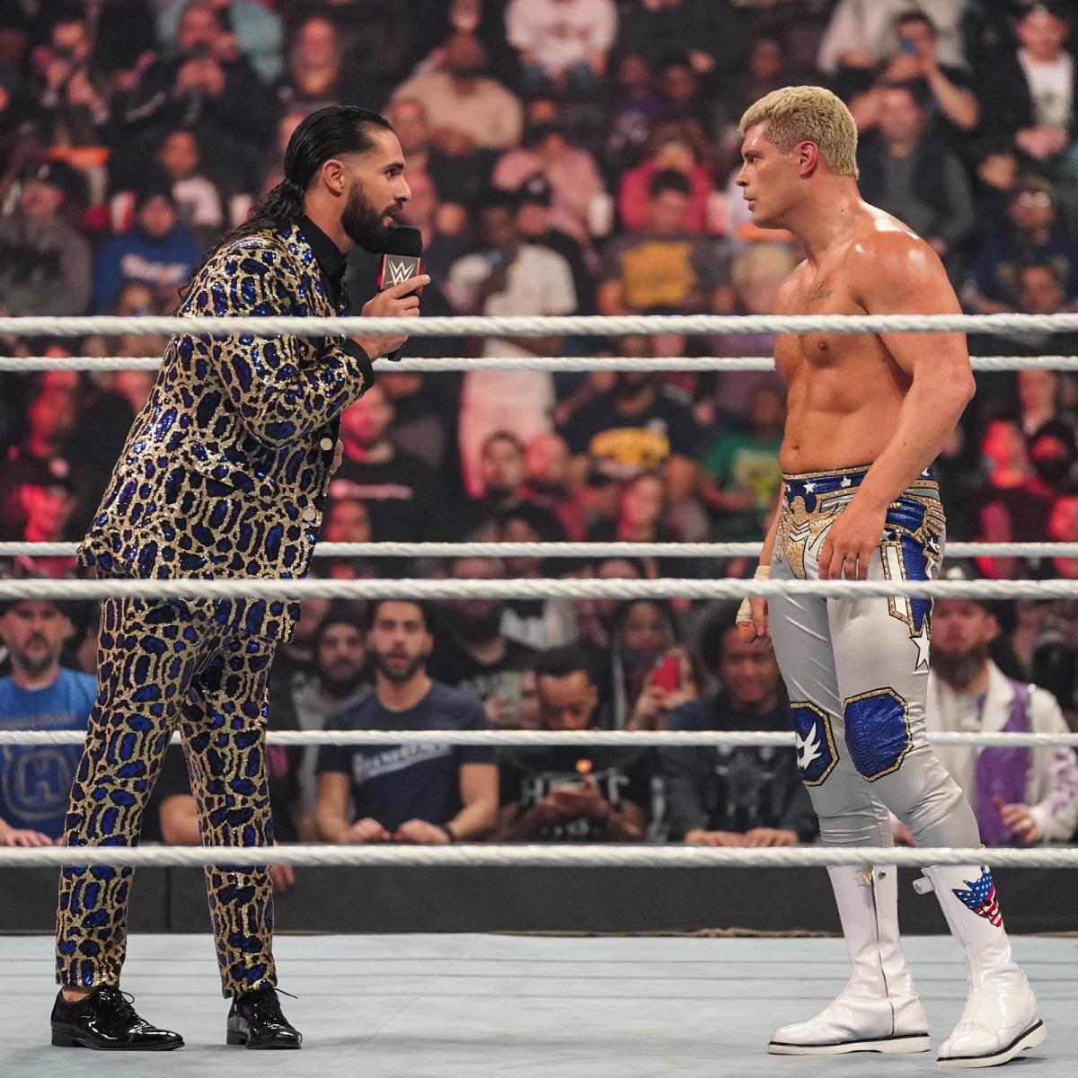 セス“フリーキン”ロリンズ（左）とリングで向き合うコーディ・ローデス（C）2022 WWE, Inc. All Rights Reserved.