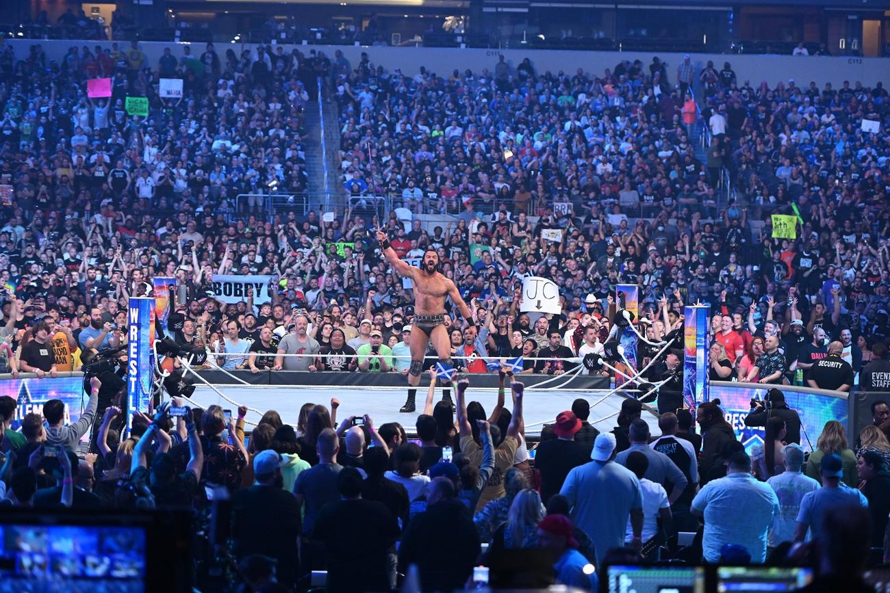 大観衆の中、リング上で存在をアピールする元WWEヘビー級王者マッキンタイア（C）2022 WWE, Inc. All Rights Reserved.