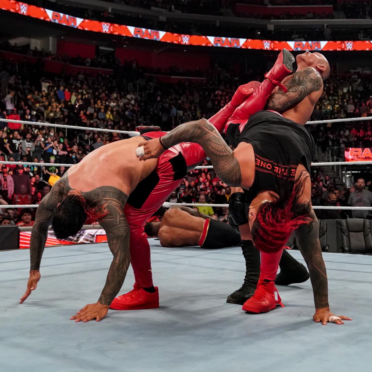 オートン（右奧）にダブルでスーパーキックを放ったジェイ（手前左）、ジミーのウーソ兄弟（C）2022 WWE, Inc. All Rights Reserved.