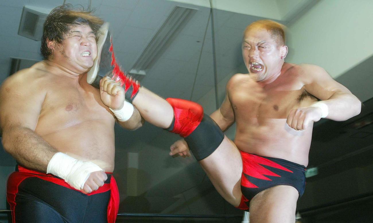 橋本真也さんに顔面キックを浴びせた大谷晋二郎（2003年4月28日撮影）