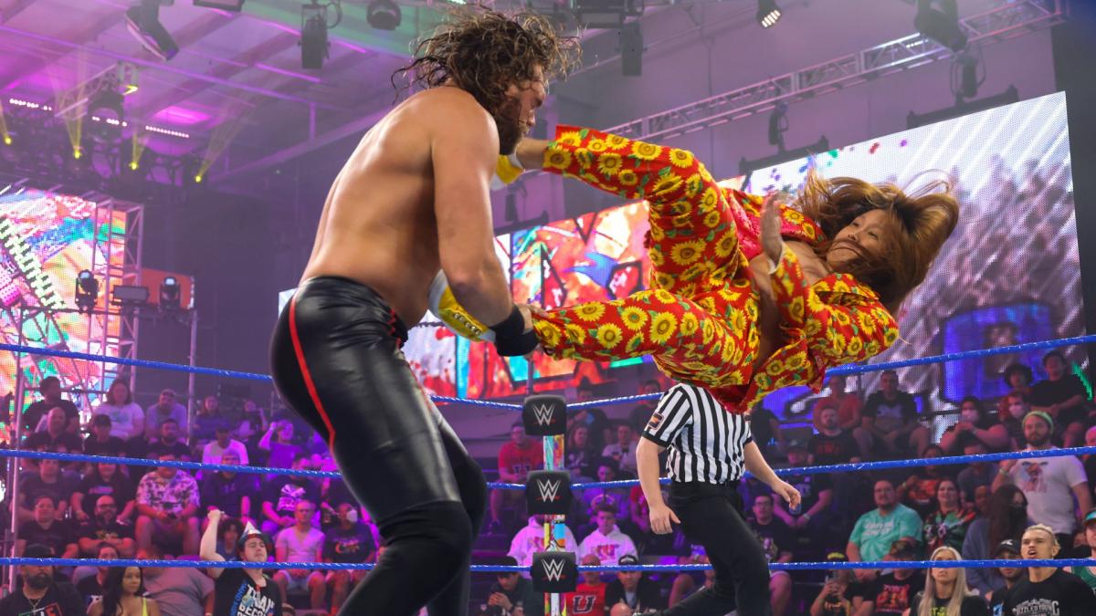 ヴォン・ワグナー（左）と激しいファイトを繰り広げたイケメン二郎（C）2022 WWE, Inc. All Rights Reserved.
