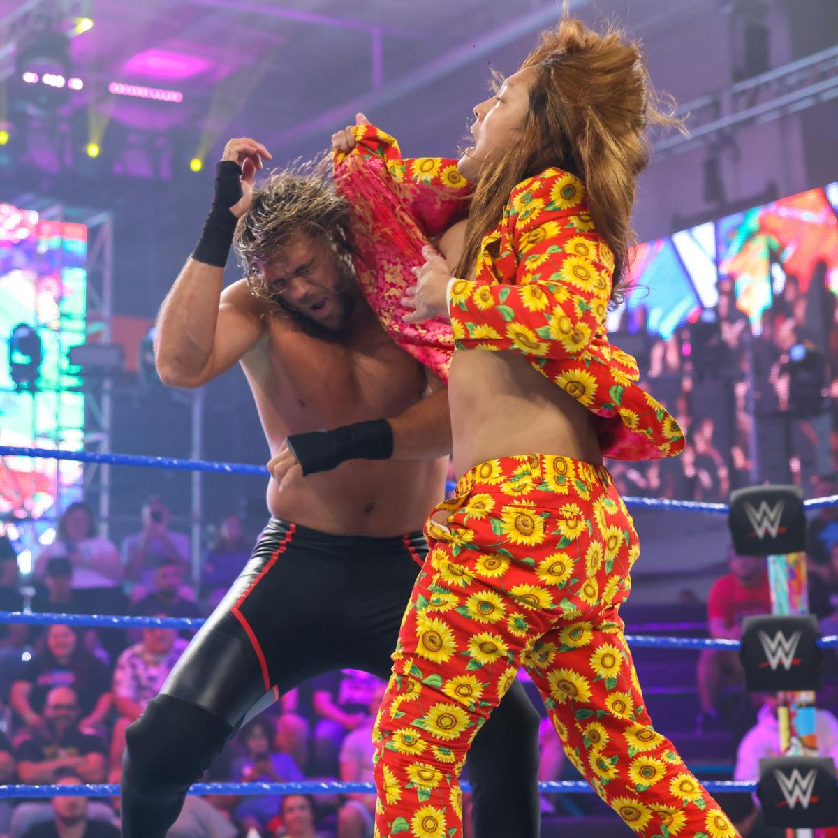 ヴォン・ワグナー（左）にジャケット掌底を打ち込むイケメン二郎（C）2022 WWE, Inc. All Rights Reserved.