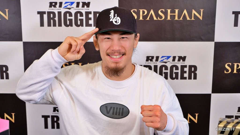 インタビューを終えポーズを取る矢地（提供・RIZIN FF）